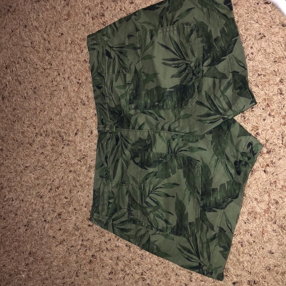 New Women’s Old Navy Adorable Shorts - Picture 4 of 5